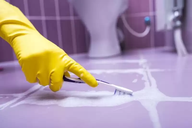 Dùng Dung Dịch Vệ Sinh & Tẩy Trắng Ron Gạch