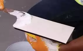 Pha trộn keo chít mạch