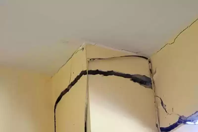 Trần nhà bị nứt dột