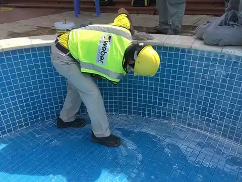 Keo chít mạch cho hồ bơi