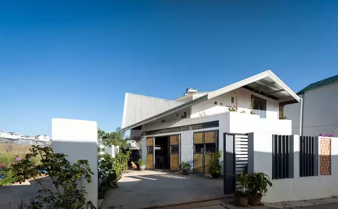 Nhà mái dốc không chỉ là một lựa chọn mang tính thẩm mỹ mà còn là giải pháp kiến trúc tối ưu cho khí hậu Việt Nam
