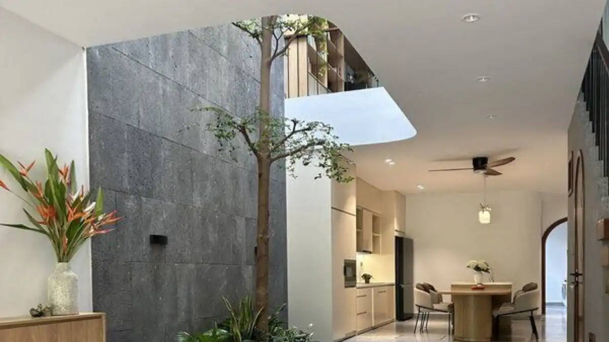 Với tone màu xám bê tông mạnh mẽ, gạch ốp giếng trời thi công và có giá thành hợp lý.