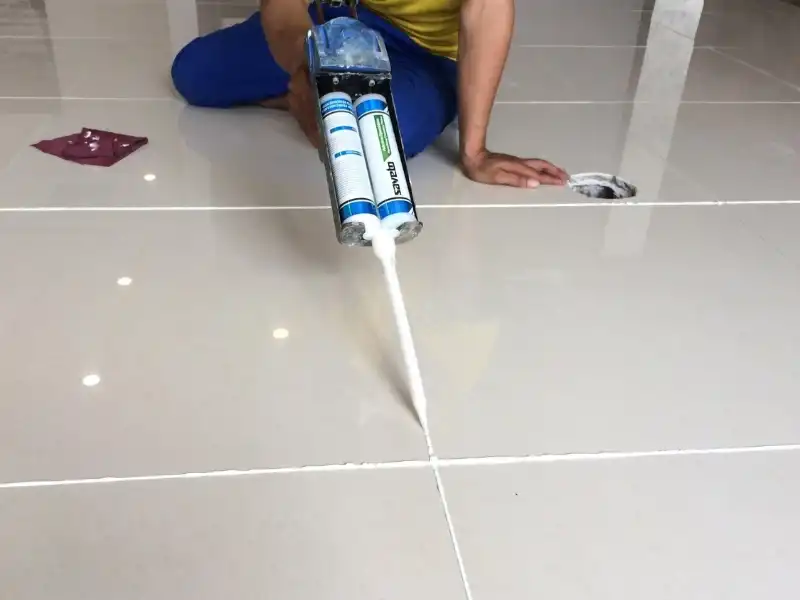 bắn keo đều vào mạch gạch